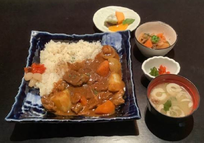 Curry alla giapponese con manzo e verdure su riso