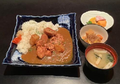 Curry alla giapponese con pollo e verdure su riso