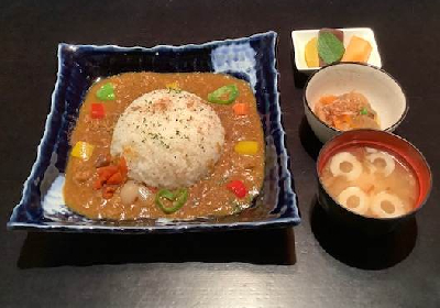 Curry con macinata di manzo e verdure su riso