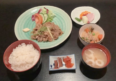 Fettine di suino e cipolla con salsa speciale profumo di zenzero