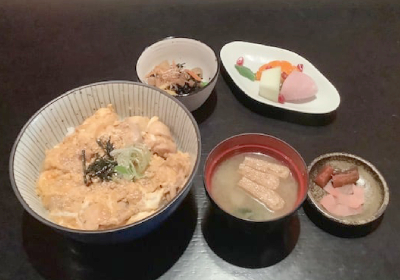 Fetta di pollo, cipolla e uovo (leggermente cotto) con salsa speciale su riso