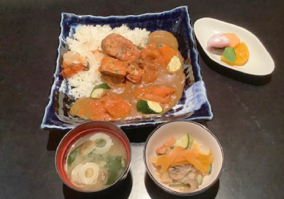 Curry alla giapponese con suino e verdure su riso