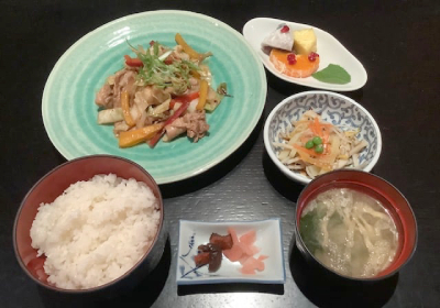 Fettine di pillo e cipolla con salsa speciale profumo di zenzero