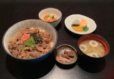 Fettine di manzo, cipolla e funghi con salsa speciale su riso