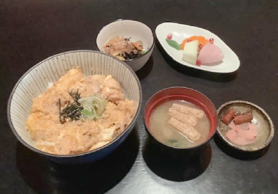 Fetta di pollo, cipolla e uovo (leggermente cotto) con salsa speciale su riso