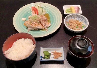 Fettine di suino (leggermente lessato) e verdure con salsa di Ponzu