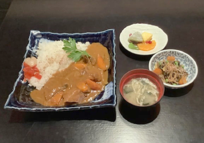 Curry alla giapponese con manzo e verdure su riso